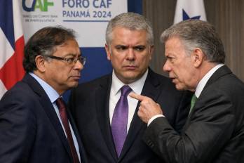 Gustavo Petro, Iván Duque y Juan Manuel Santos coincidirán en Panamá durante el foro de la CAF, una postal que expone las tensiones, continuidades y disputas del poder colombiano fuera de su territorio.