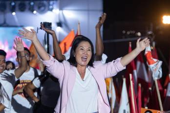 La candidata a la Presidencia de Perú por el partido Fuerza Popular, Keiko Fujimori (c), reacciona durante el cierre de su campaña este jueves, en Lima.