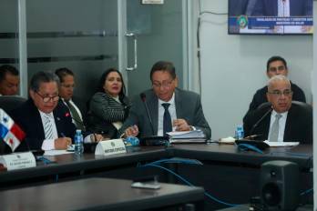 Autoridades del Ministerio de Salud en la Comisión de Presupuesto.