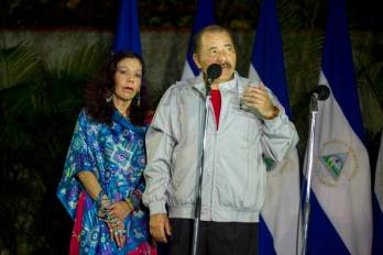 El presidente de Nicaragua, Daniel Ortega (d), y su esposa, Rosario Murillo (i).
