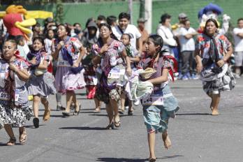Mujeres de distintas edades participan con sus trajes tradicionales en la 'Carrera de la Tortilla' este domingo, en Santa Maria Coapan, en el estado de Puebla (México). EFE/ Hilda Ríos