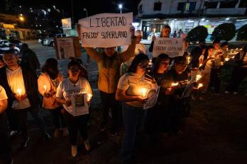 Fotografía del 23 de enero de 2026 de personas en una vigilia frente al centro penitenciario Rodeo I este viernes, en Zamora estado de Miranda (Venezuela). EFE/ Ronald Peña R