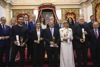 OVIEDO, 13/10/2026.- La Fundación Iberoamericana (ASICOM) entrega sus premios al deportista Saul Craviotto (i), a la actriz Juana Acosta (2i) y al empresario venezolano Camilo Atala Faraj (3i), entre otros, este martes en Oviedo.