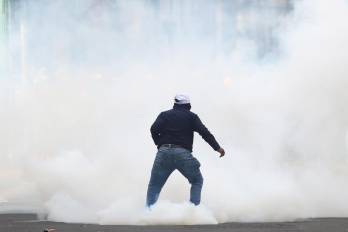 Un manifestante se enfrenta con integrantes de la Policía de Bolivia este viernes, en La Paz.