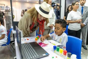 La Infanta Elena de Borbón y Grecia en calidad de Proyectos de la Fundación MAPFRE visitó a los niños que asisten al Parque Infantil de Educación Vial y a la Escuela Sociodeportiva de la Fundación Real Madrid.