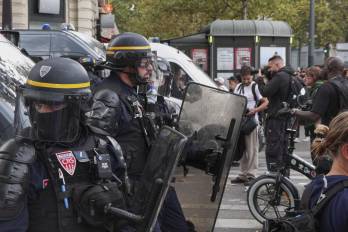 Los manifestantes que piden la dimisión del presidente francés, Enmanuel Macron, se enfrentan a las fuerzas policiales mientras bloquean las calles durante una llamada a la acción por el colectivo ‘Bloquons tout’ (Bloquear todo) en Montpellier, Francia, 10 de septiembre de 2025.