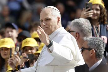 A su llegada al principado, el papa ha sido recibido con honores por el príncipe Alberto II de Mónaco y por la princesa Charlène.