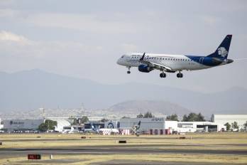 Un avión de la empresa aérea Aeroméxico vuela en el Aeropuerto Internacional de la Ciudad de México, en la Ciudad de México, capital de México, el 9 de enero de 2022.