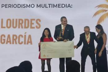 La periodista Lourdes García Armuelles fue galardonada con el premio Palma de Oro al periodismo de Aporte Ambiental.