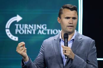 Fotografía de archivo del 26 de julio de 2024 del comentarista y activista conservador Charlie Kirk durante un evento en West Palm Beach