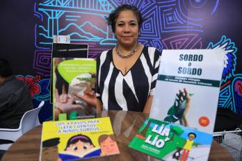 Aysha Castillero Obaldía presenta en la FIL 2026 una colección de obras dirigidas a fortalecer la educación bilingüe de las personas sordas.