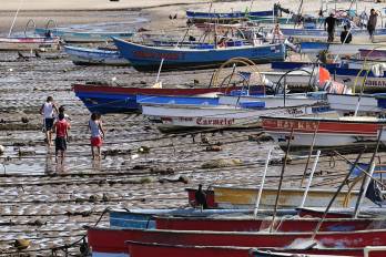 Niños juegan en las costas de puerto Caimito este lunes, en La Chorrera.