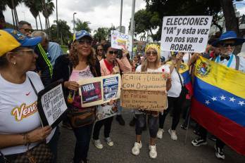 Un grupo de personas, convocadas por sindicatos, fue captado este 8 de julio al exigir la salida de la mandataria encargada de Venezuela, Delcy Rodríguez, pedir elecciones presidenciales y criticar la respuesta del Gobierno tras los dos terremotos de hace dos semanas, en Caracas (Venezuela).