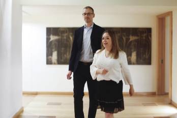 Fotografía del 27 de abril de 2026 que muestra a la representante para América Latina de la Asociación Internacional de Edulcorantes (ISA por sus siglas en inglés), Laura Miranda (d), y el director general de ISA, Laurent Oger, llegando a una entrevista con EFE en Ciudad de México.