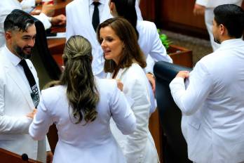 Minutos antes de la elección de la presidencia de la Asamblea Nacional, Shirley Castañedas conversa con los diputados Janine Prado y Luis Duke, quienes posteriormente respaldarían la candidatura de Grace Hernández, en una imagen que refleja la convivencia política más allá de las diferencias partidarias.