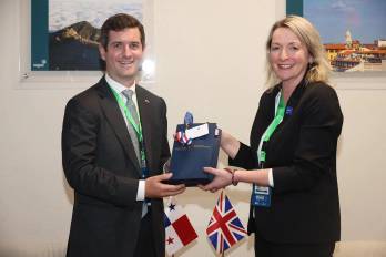 Jessica Morden, enviada comercial del primer ministro británico y miembro del Parlamento, y el vicecanciller panameño, Carlos A. Hoyos.