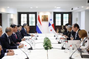 El ministro de Relaciones Exteriores de Paraguay, Rubén Ramírez (i), habla en una reunión con su homólogo de Panamá, Javier Martínez-Acha (d), este miércoles, en Asunción (Paraguay).