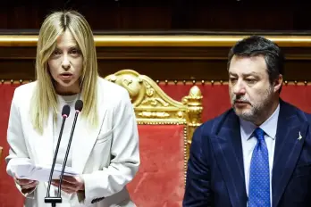 La primera ministra italiana, Giorgia Meloni, habla en la cámara del Senado en Roma, Italia.