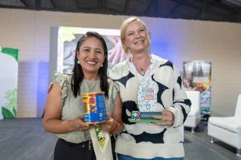 Representante residente para Ecuador del Programa de las Naciones Unidas para el Desarrollo (PNUD), Inka Mattila (d), durante un acto de reconocimiento a los agricultores de café en la localidad de Catamayo, de la provincia de Loja.