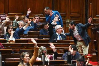 Diputados reaccionan durante una sesión en la Cámara Baja este martes, en Montevideo (Uruguay).
