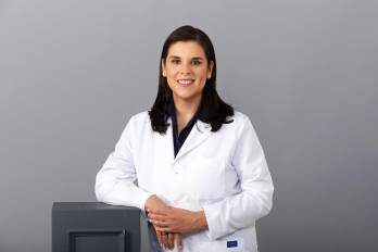 Fotografía cedida por Roche que muestra a la neuróloga especializada en esclerosis múltiple (EM) Irene Treviño Frenk.