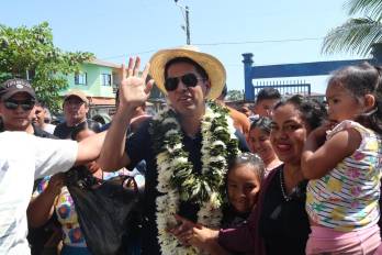 El candidato a la Presidencia de Bolivia Andrónico Rodríguez por Alianza Popular saluda luego de votar este domingo, en Entre Ríos.