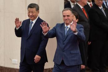 El presidente de Uruguay, Yamandú Orsi (d.), y el presidente de China, Xi Jinping (i.), durante la visita de Estado del mandatario uruguayo.
