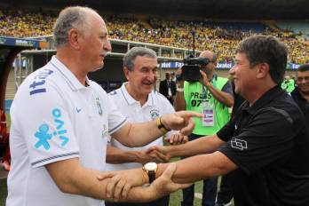 Luis Felipe Scolari y Hernán ‘El Bolillo’ Gómez estrechando sus manos previo al amistoso entre Brasil y Panamá.
