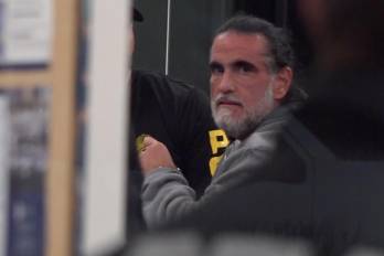 Fotografía que muestra al empresario colombiano Alex Saab escoltado por agentes de la DEA a su llegada al aeropuerto de Opa-locka, en el condado de Miami-Dade (EE.UU.).