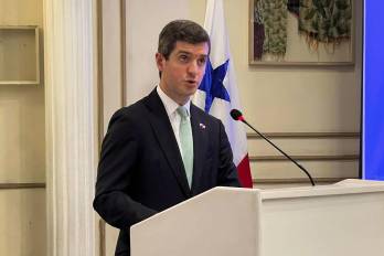 El vicecanciller de Panamá, Carlos Hoyos, en declaraciones a los medios con motivo de su reunión de este miércoles en Nueva Delhi (India) con su par indio, Pabitra Margherit. EFE/ Indira Guerrero