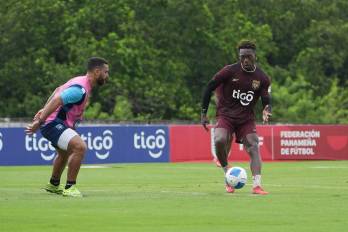 José Luis Rodríguez (der.) durante un entrenamiento con la selección de Panamá.