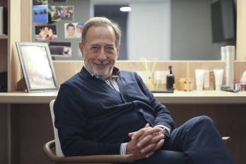 El actor argentino Guillermo Francella, que recibirá el Premio Platino de Honor 2026 por una sobresaliente trayectoria con la que ha ayudado a conformar la memoria sentimental del público iberoamericano, ofrece una entrevista a EFE en la que consideró que arriesgar y no estar cómodo ha sido la clave de sus más de cuatro décadas de exitosa trayectoria y expresó que el galardón le resultó muy movilizante y le recordó el honor de la misión de ser actor.