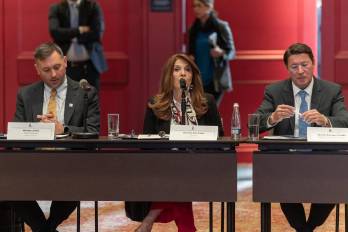 Marcela Ríos Tobar, directora regional para América Latina y el Caribe de IDEA Internacional (c) durante la reunión celebrada en ciudad de Bogotá, Colombia .