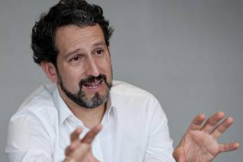 El gerente de Asuntos Corporativos de Credicorp, Enrique Pasquel, habla durante una entrevista con EFE este lunes, en Lima (Perú).