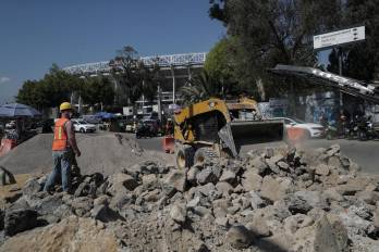 Personas trabajan en las obras de los alrededores del estadio Banorte este martes, en Ciudad de México (México). EFE/ Isaac Esquivel