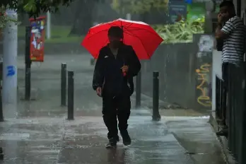 Cielo parcialmente nublado y lluvias puntuales en ambas vertientes del país.