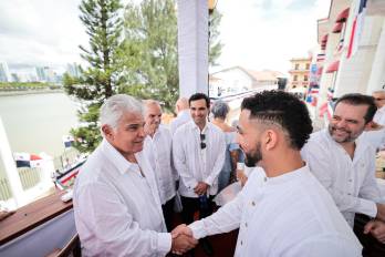 El deportista fue recibido por Mulino y la primera dama, Maricel Cohen de Mulino.