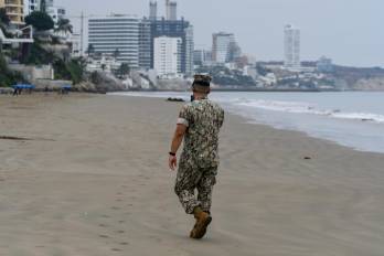 Un integrante de la Armada de Ecuador vigila la playa El Murciélago este miércoles 30 de julio de 2025 en Manta.