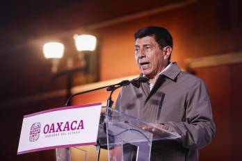 Fotografía cedida por Iberdrola México del gobernador de Oaxaca, Salomón Jara Cruz, hablando durante un evento este lunes, en Oaxaca (México).