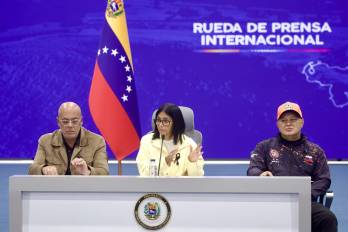 La presidenta encargada de Venezuela, Delcy Rodríguez (c), habla durante una rueda de prensa junto al presidente de la Asamblea Nacional (AN), Jorge Rodríguez (i), y el ministro del Interior, Diosdado Cabello.