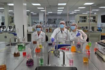 Fotografía sin fecha específica de toma cedida por el Centro de Innovación de Coca-Cola en América Latina que muestra a integrantes del equipo de Coca-Cola posando en el (Tech Center), en Ciudad de México (México).