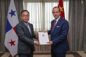 El embajador designado de la República Popular China en Panamá, Zhang Xiangyan, entregó este viernes, 10 de julio, sus credenciales al canciller Martínez-Acha en el Palacio Bolívar.