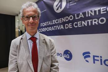 El presidente de la organización Transparencia Internacional, François Valerian, posa durante una entrevista con EFE en Ciudad de Guatemala.