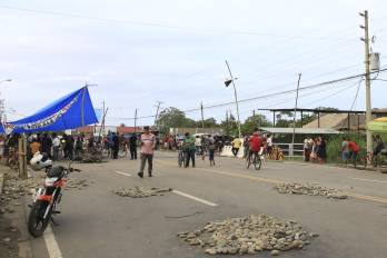 Fotografía de este 24 de mayo de trabajadores bananeros bloqueando una carretera en el distrito de Changuinola.