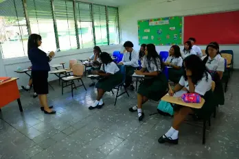 Molinar reconoció el desgaste de años de tensión entre educación y política, y llamó a reconstruir el sistema poniendo al alumno como eje.