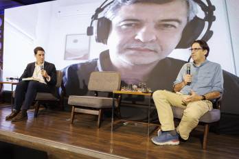 El coordinador general de la red MapBiomas, Tasso Azevedo (d), habla junto al director general de la Agencia EFE en Brasil, Manuel Pérez Bella (i), durante el III Foro Latinoamericano de Economía Verde (FLEV) este jueves, en São Paulo.