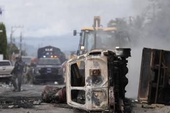 Automóvil incinerado en las jornadas de protesta en Bocas del Toro, el 22 de junio de 2025.