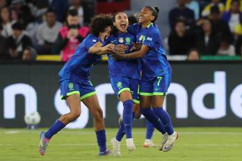Marta (c) de Brasil celebra su gol en la final de la Copa América Femenina.