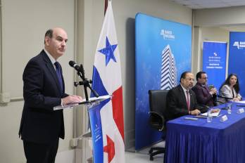 El ministro de Economía y Finanzas, Felipe Chapman, durante la conferencia de prensa donde se explicó el Programa y fondo para impulsar mipymes por $310 millones.