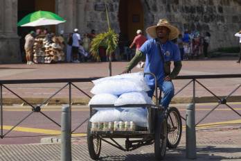 El fenómeno de El Niño, especialmente agudo este año, está disparando los termómetros en el Caribe colombiano, con temperaturas récord de hasta 40 grados centígrados, provocando cada vez más perjuicios sobre la población, la generación de energía y el suministro de agua. EFE/ Ricardo Maldonado Rozo